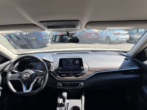 Used 2025 Nissan Altima 2.5 SV FWD image 33