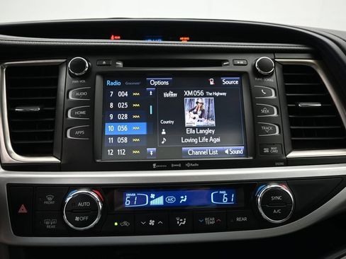 Used 2019 Toyota Highlander XLE AWD/4WD image 14