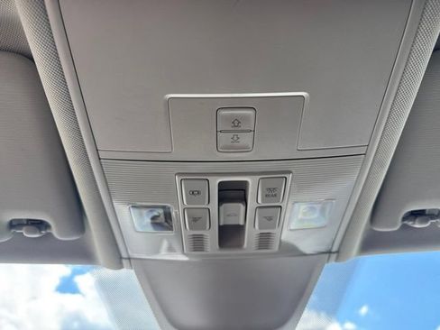 Used 2022 Volkswagen Tiguan SE w/ Panoramic Sunroof Package FWD image 30
