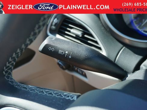 Used 2023 Chrysler Pacifica Touring-L FWD image 27