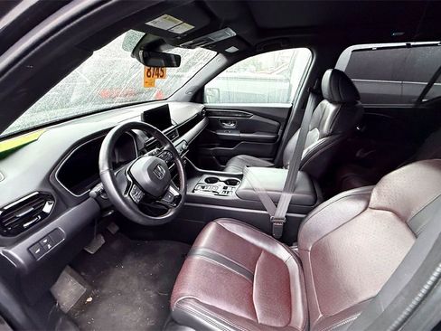 Used 2025 Honda Pilot Black Edition image 11