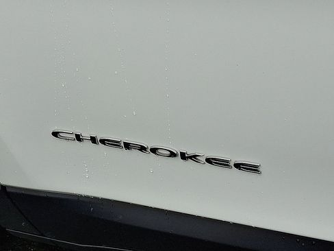 Used 2022 Jeep Cherokee Limited w/ Elite Package AWD/4WD image 19