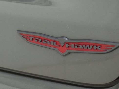Used 2022 Jeep Compass Trailhawk w/ Trailhawk Convenience Group AWD/4WD image 17