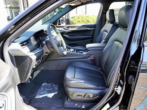 New 2026 Jeep Grand Cherokee Limited w/ Luxury Tech Group II image 18