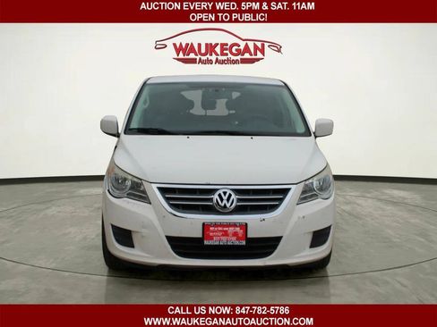Used 2010 Volkswagen Routan SE FWD image 2