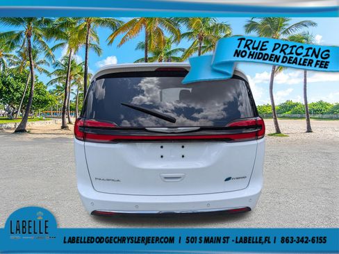 Used 2023 Chrysler Pacifica Touring-L FWD image 5