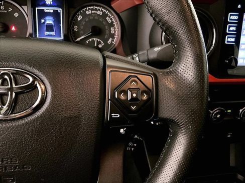 Used 2017 Toyota Tacoma TRD Sport w/ Tow Package (A/T) AWD/4WD image 18