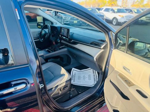 Used 2023 Toyota Sienna Limited image 10