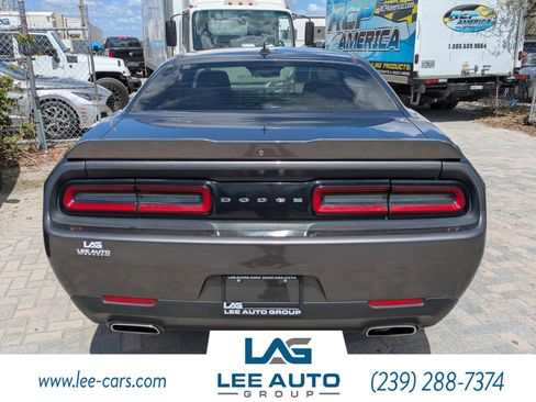 Used 2019 Dodge Challenger SXT image 4