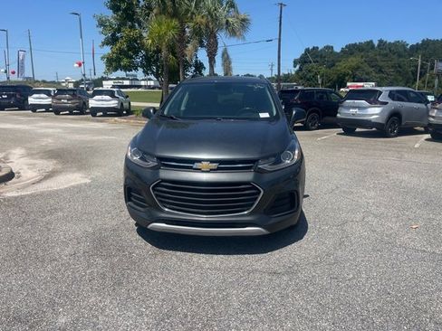 Used 2020 Chevrolet Trax LT w/ LT Convenience Package image 2