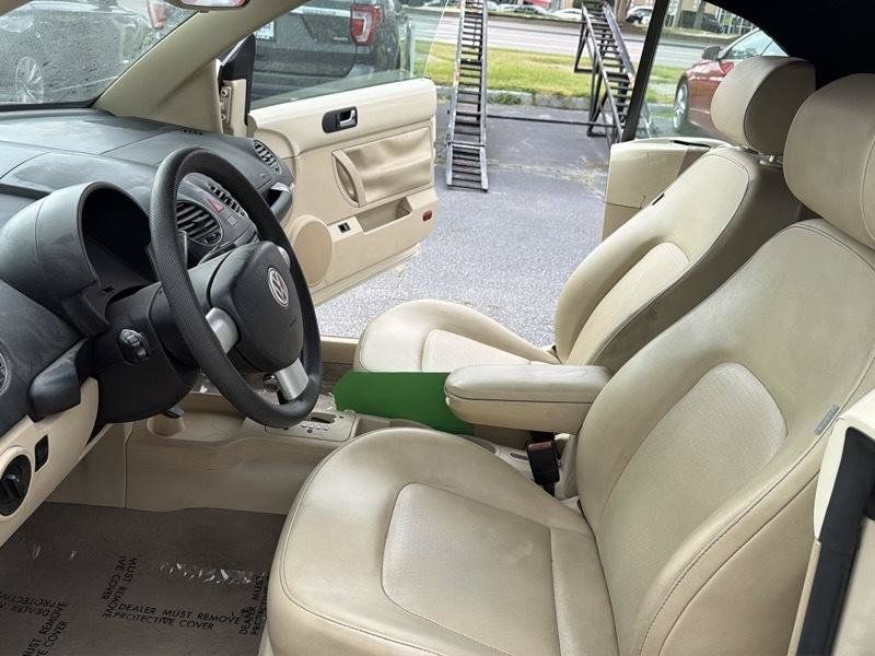 Used 2006 Volkswagen Beetle Convertible w/ Package 1 FWD image 11