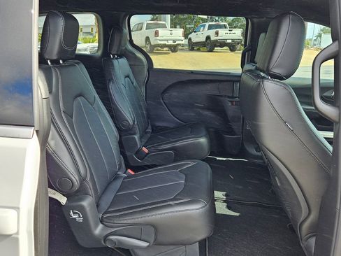 New 2026 Chrysler Pacifica Select image 14