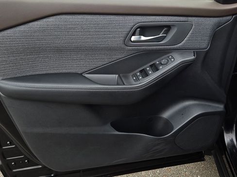 Used 2023 Nissan Rogue SV FWD image 11