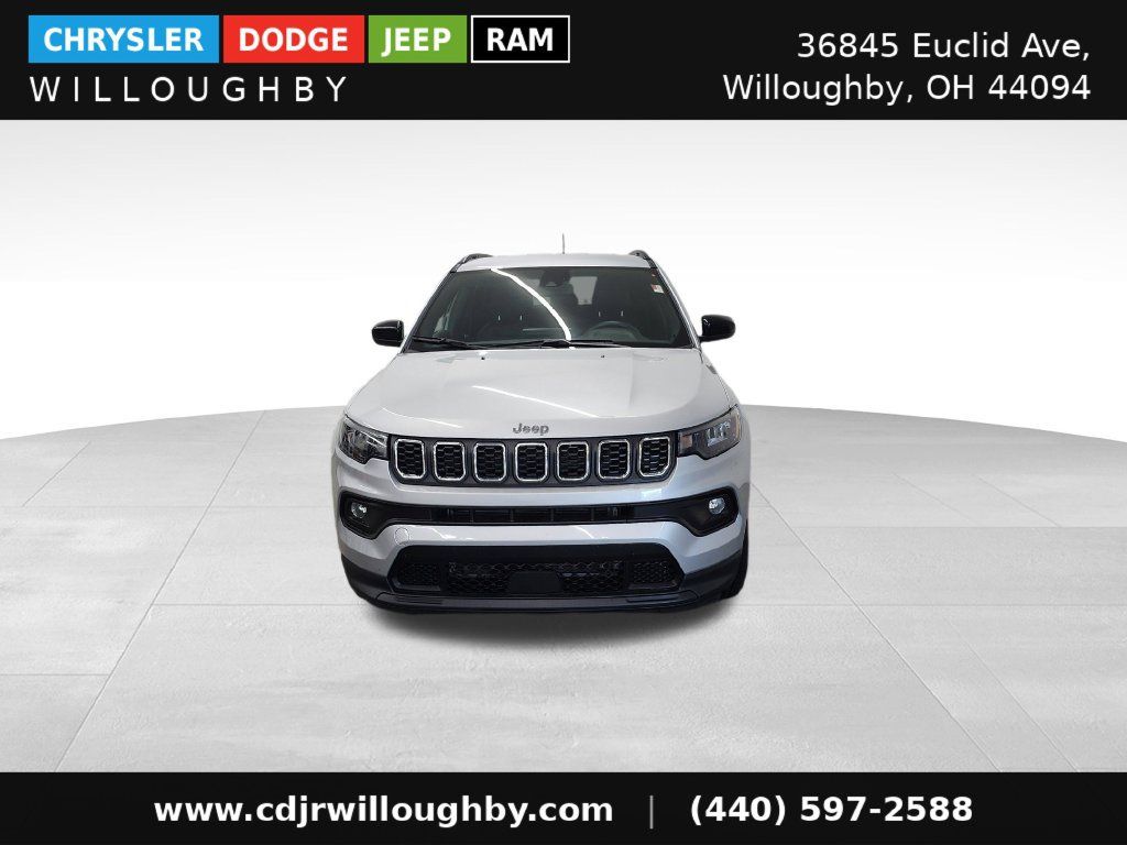 Used 2024 Jeep Compass Latitude AWD/4WD image 2