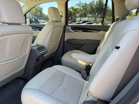 Used 2022 Cadillac XT6 Premium Luxury w/ Technology Package FWD image 4