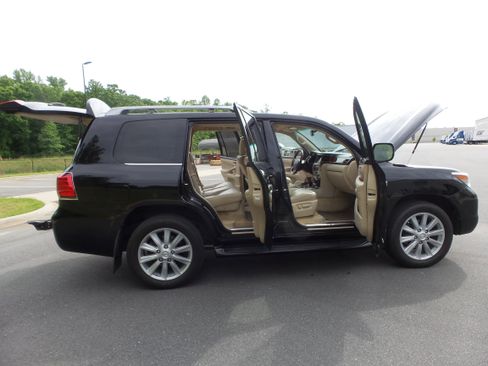 Used 2011 Lexus LX 570 4WD image 79