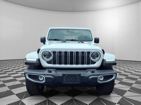 Used 2025 Jeep Wrangler Unlimited Sahara AWD/4WD image 21