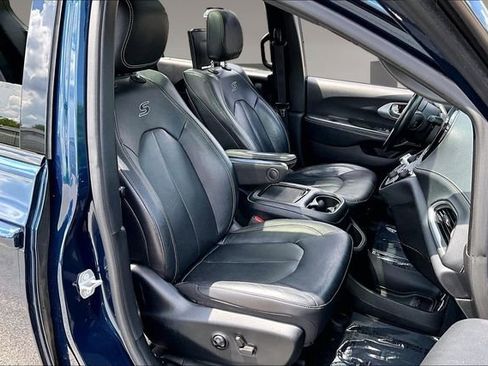 Used 2021 Chrysler Pacifica Touring-L w/ Uconnect Theater Family Group FWD image 27