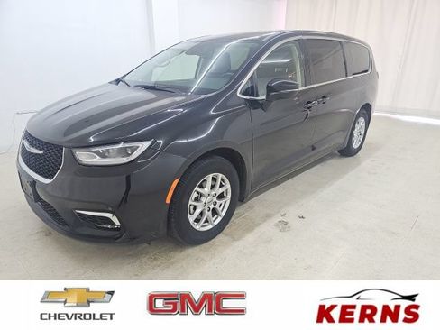 Used 2023 Chrysler Pacifica Touring-L FWD image 1