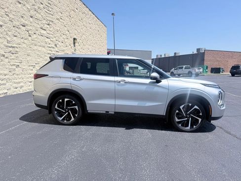 Used 2023 Mitsubishi Outlander SE AWD/4WD image 3