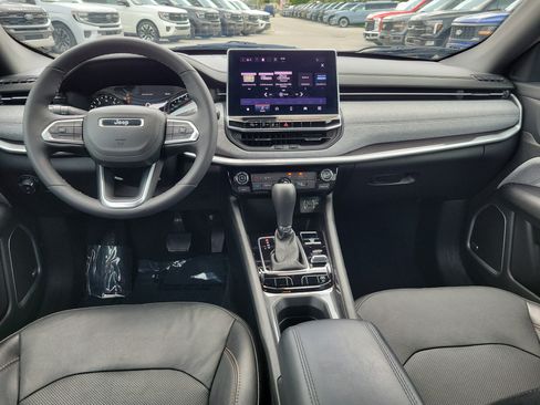 Used 2023 Jeep Compass Latitude w/ Sun and Sound Group AWD/4WD image 18