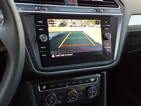 Used 2020 Volkswagen Tiguan SE image 21