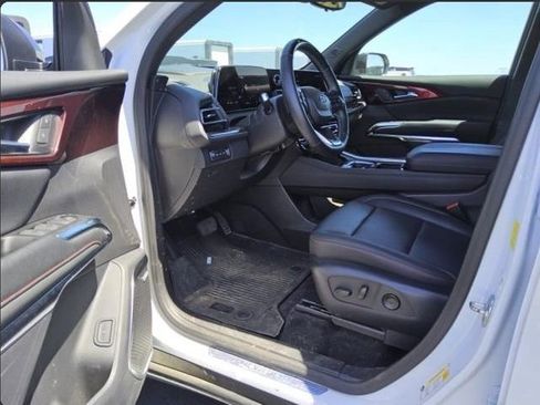 Used 2024 Chevrolet Traverse Z71 w/ Enhanced Driving Package AWD/4WD image 7