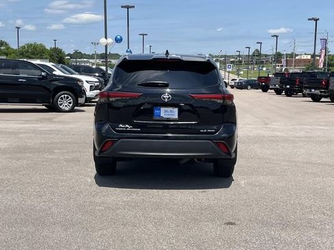 Used 2023 Toyota Highlander XLE AWD/4WD image 5