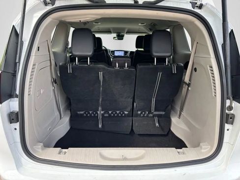 Used 2024 Chrysler Pacifica Limited FWD image 36