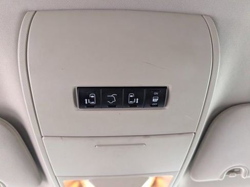 Used 2014 Dodge Grand Caravan SXT image 17