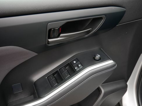 Used 2023 Toyota Highlander L image 20