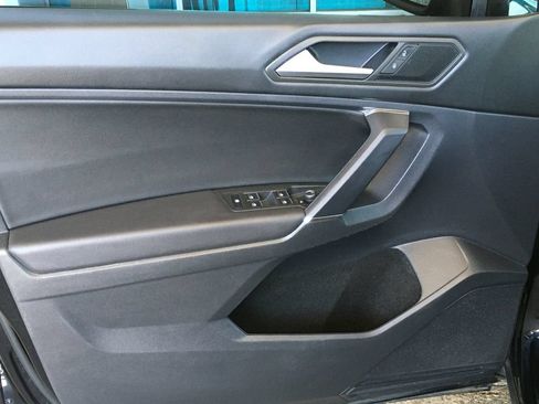 Used 2020 Volkswagen Tiguan SE w/ Panoramic Sunroof Package AWD/4WD image 19