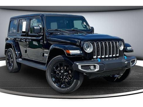 Used 2023 Jeep Wrangler Unlimited Sahara w/ Cold Weather Group AWD/4WD image 2