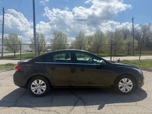 Used 2015 Chevrolet Cruze LT image 2