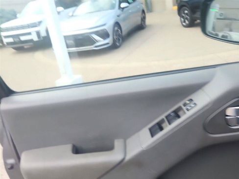 Used 2018 Nissan Frontier SV AWD/4WD image 12