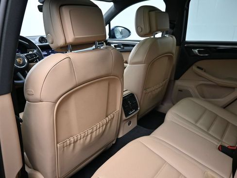 Certified 2025 Porsche Macan AWD/4WD image 8