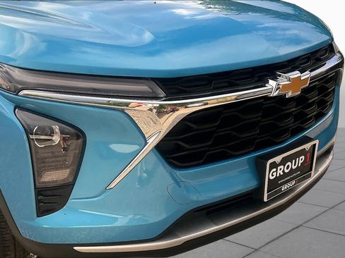 Used 2025 Chevrolet Trax LT FWD image 29
