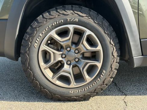 Used 2021 Jeep Cherokee Trailhawk AWD/4WD image 10
