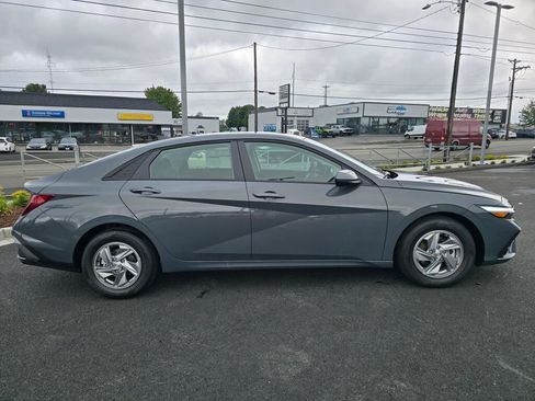 New 2026 Hyundai Elantra SE FWD image 2