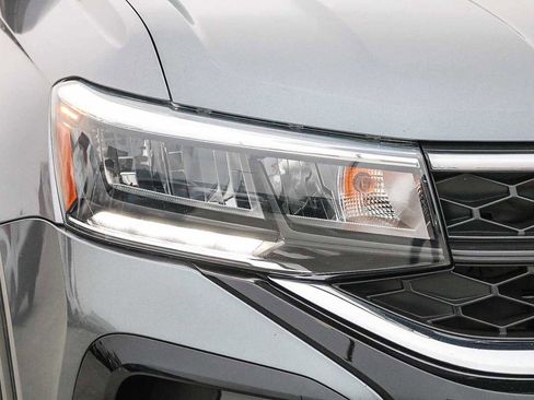 Used 2022 Volkswagen Taos SE image 4