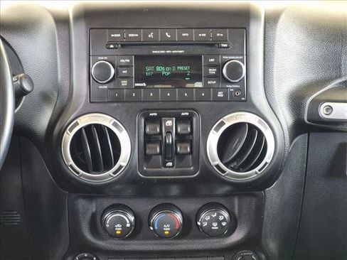 Used 2017 Jeep Wrangler Unlimited Sahara w/ Connectivity Group AWD/4WD image 13