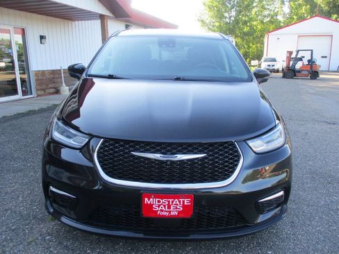 Used 2023 Chrysler Pacifica Touring-L FWD image 13
