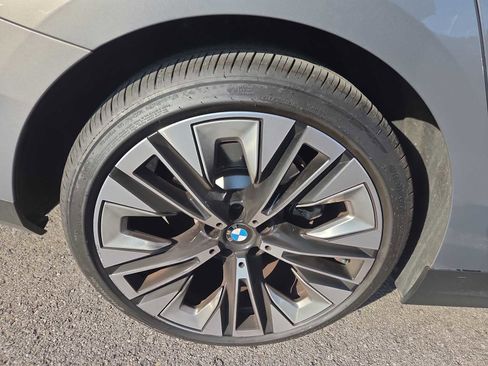 Used 2025 BMW 530i w/ Premium Package image 5