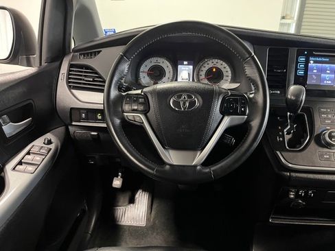 Used 2015 Toyota Sienna SE image 19