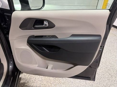 Used 2023 Chrysler Pacifica Touring-L image 22