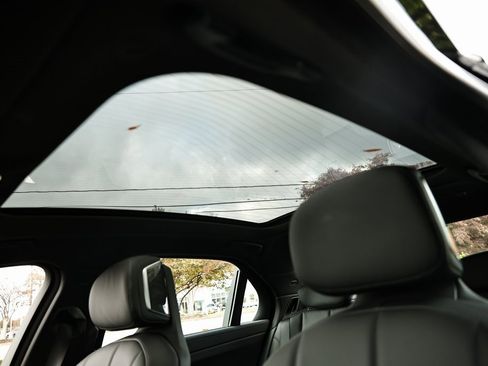 Used 2025 BMW 740i w/ Premium Package image 23