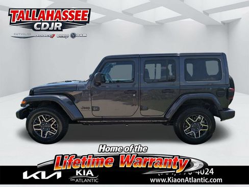 Used 2025 Jeep Wrangler Unlimited Sahara AWD/4WD image 6