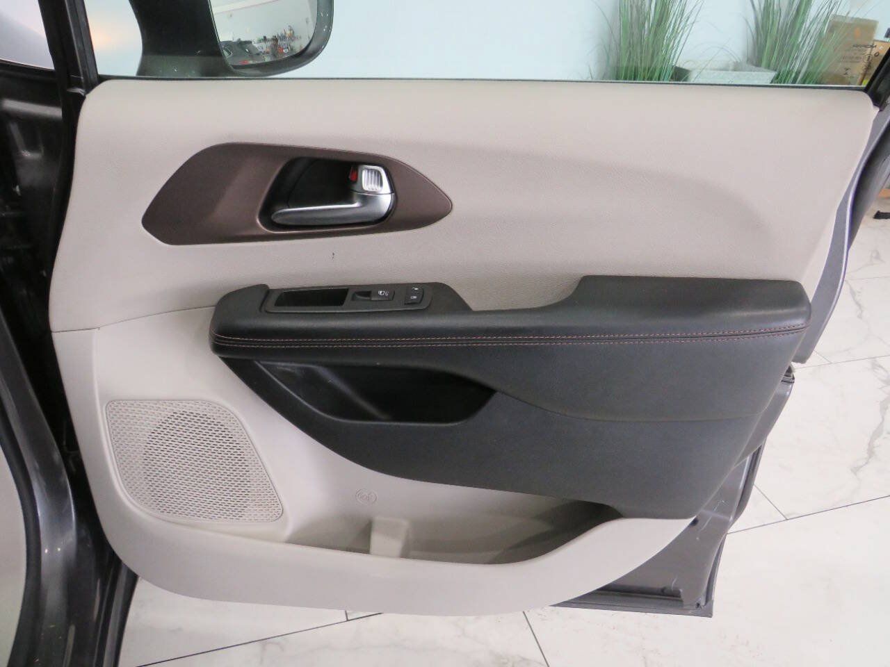 Used 2019 Chrysler Pacifica Touring-L FWD image 27