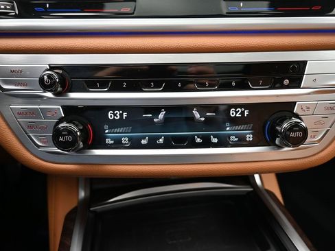 Used 2022 BMW 750i xDrive 750i xDrive w/ Executive Package image 17