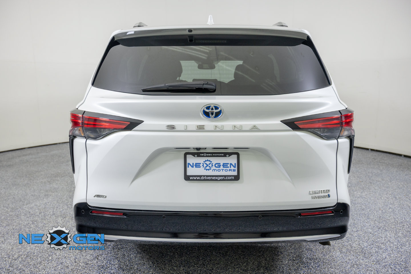 Used 2024 Toyota Sienna Limited AWD/4WD image 7